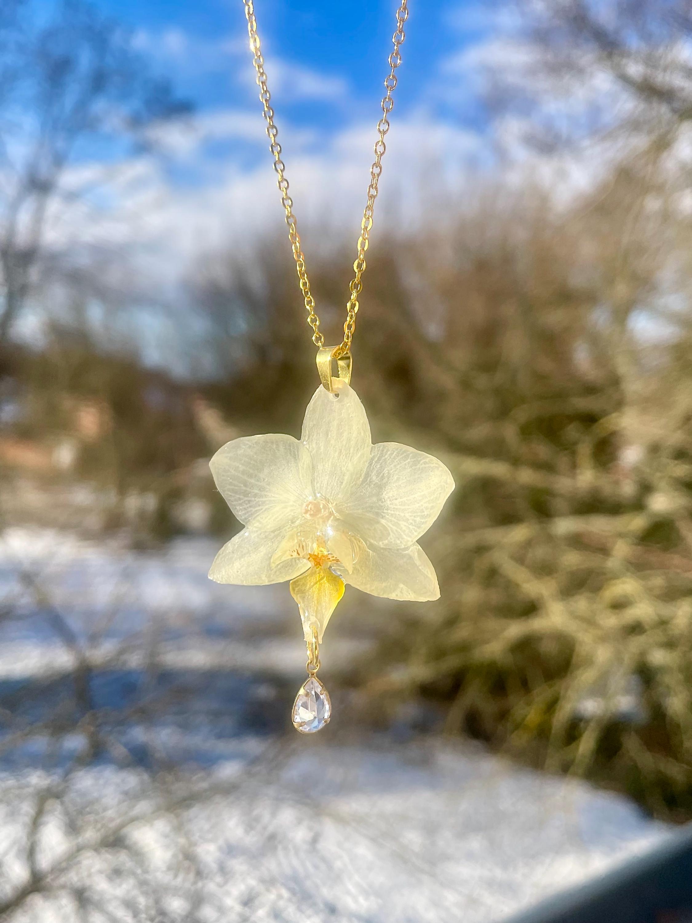 Blüten-Kette - echte Orchideen-Blüte in Epoxidharz - Blumenschmuck- Resin- Boho - Naturschmuck - Statementkette - Orchideenschmuck