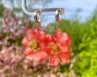 Blüten Ohrringe - Creolen -  echte Zierquitte - Blüten in Resin - Blumenschmuck- Epoxidharz-Blütenschmuck - Hochzeit - Geschenk - Boho