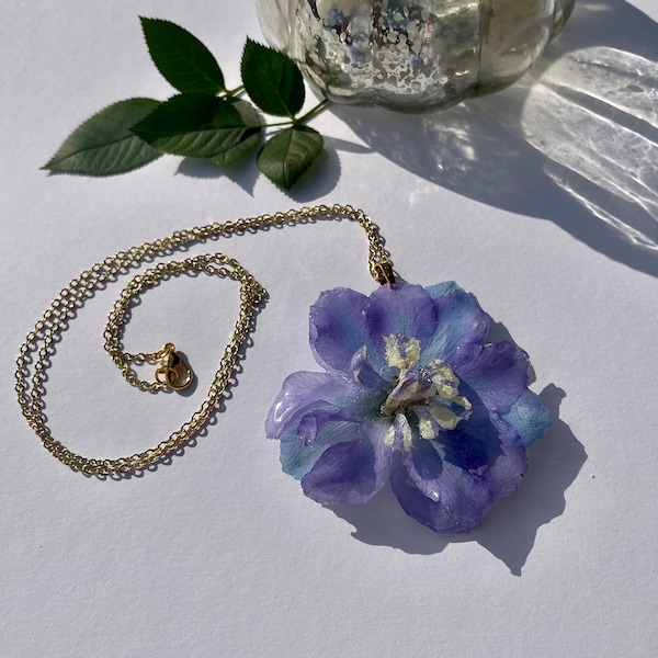 Blüten-Kette  - selbst gepflückte echte hellblaue- Rittersporn - Blüte in Resin - Blumenschmuck- Epoxidharz- handmade