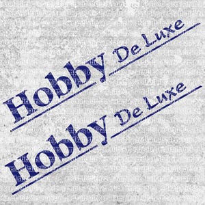 Puede incluir: Primer plano de un sello azul con el texto "Hobby De Luxe" impreso dos veces, una vez horizontalmente y otra en diagonal.