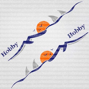 Op de afbeelding: Twee blauwe en grijze grafische ontwerpen met het woord "Hobby" in blauw. Elk ontwerp toont een gestileerde zeilboot, een ondergaande zon en vliegende vogels. De achtergrond is een getextureerd wit.