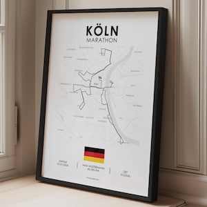 Könnte beinhalten: Ein gerahmtes Poster mit einer Karte der Köln-Marathon-Strecke in schwarzen Linien auf weißem Hintergrund. Der Text lautet KÖLN MARATHON, mit einer deutschen Flagge, dem Namen MAX MUSTERMANN, der Distanz 42,195 KM, dem Datum 01.01.2025 und der Zeit 01:23:45.