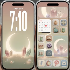 Puede incluir: Un teléfono inteligente muestra una pantalla de inicio personalizada con un tema celestial. La pantalla de bloqueo muestra la fecha y la hora, con gráficos de luna creciente y cristales. La pantalla de inicio presenta iconos de aplicaciones, un calendario y más diseños de cristales y luna.