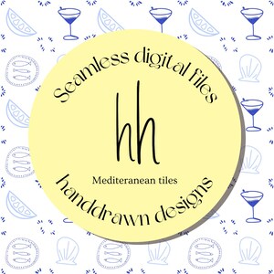 Peut inclure: Fichier numérique sans couture avec un motif répété de verres à cocktail bleus, de tranches de citron, de poissons et de coquillages sur fond blanc. Un cercle jaune au centre porte le texte "Seamless digital files, hh, Mediterranean tiles, handdrawn designs."