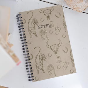 Cuaderno vaquero del oeste, diario rústico de vaquera, estampado de calavera con botas y cuerda, cuaderno de espiral vintage para notas del oeste.