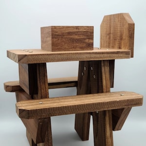 Handgefertigter Picknicktisch aus Holz für das Eichhörnchen-Futterhaus