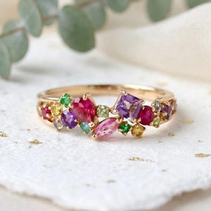 Anello con grappolo di gemme arcobaleno, delicato anello in oro con pietra portafortuna, anello impilabile colorato, anello di promessa multicolore, anello con rubino a forma di pera, regalo unico