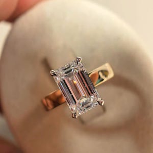 Anillo de compromiso de moissanita de corte esmeralda de 4 quilates con banda ancha, anillo nupcial de 3 mm de ancho, anillo de propuesta, regalo de aniversario para ella, anillo llamativo