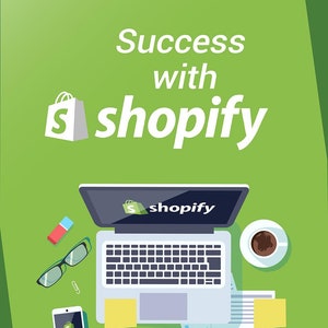 Könnte beinhalten: Ein grüner Hintergrund mit dem Text "Success with shopify" und einer weißen Einkaufstasche mit einem grünen "S" darin. Unter dem Text befindet sich ein Laptop mit dem Text "shopify" auf dem Bildschirm, ein Smartphone mit dem Text "shopify" auf dem Bildschirm, eine Tasse Kaffee, ein Bleistift, eine Brille, ein rosa Radiergummi und einige Papiere mit Grafiken und Haftnotizen.