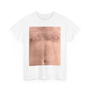 Puede incluir: Camiseta blanca con una imagen impresa de un pecho y un estómago peludos.
