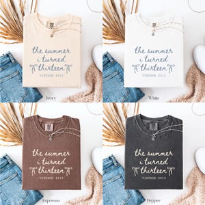 Pu&ograve; includere: Quattro magliette nei colori avorio, bianco, espresso e pepe, ognuna con la scritta "the summer i turned thirteen VINTAGE 2013" in un font script. Ogni maglietta &egrave; abbinata a jeans blu e una collana.