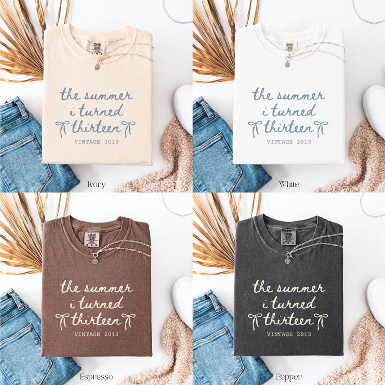 Pu&ograve; includere: Quattro magliette nei colori avorio, bianco, espresso e pepe, ognuna con la scritta "the summer i turned thirteen VINTAGE 2013" in un font script. Ogni maglietta &egrave; abbinata a jeans blu e una collana.