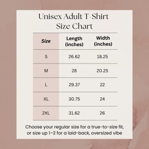 Pu&ograve; includere: Una tabella delle taglie per una t-shirt unisex da adulto, con misure in pollici. La tabella include le taglie S, M, L, XL e 2XL, con le corrispondenti misure di lunghezza e larghezza. Il testo incoraggia i clienti a scegliere la propria taglia.