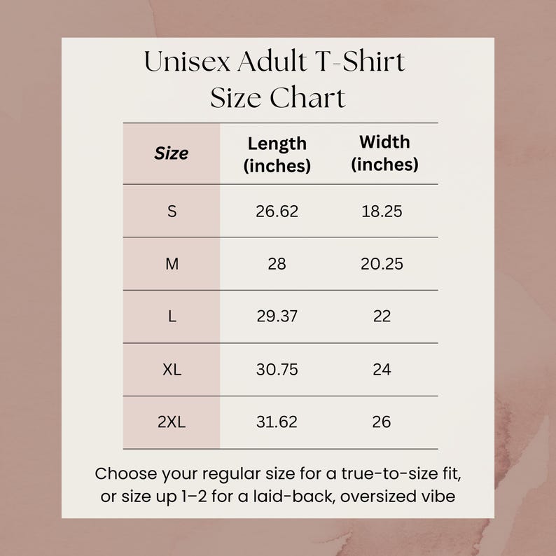 Pu&ograve; includere: Una tabella delle taglie per una t-shirt unisex da adulto, con misure in pollici. La tabella include le taglie S, M, L, XL e 2XL, con le corrispondenti misure di lunghezza e larghezza. Il testo incoraggia i clienti a scegliere la propria taglia.