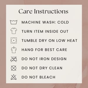 Puede incluir: Una tarjeta color crema con instrucciones de cuidado en texto negro. Las instrucciones incluyen lavar a m&aacute;quina en fr&iacute;o, voltear la prenda, secar en secadora a baja temperatura, colgar para un mejor cuidado, no planchar el dise&ntilde;o, no limpiar en seco y no usar lej&iacute;a.