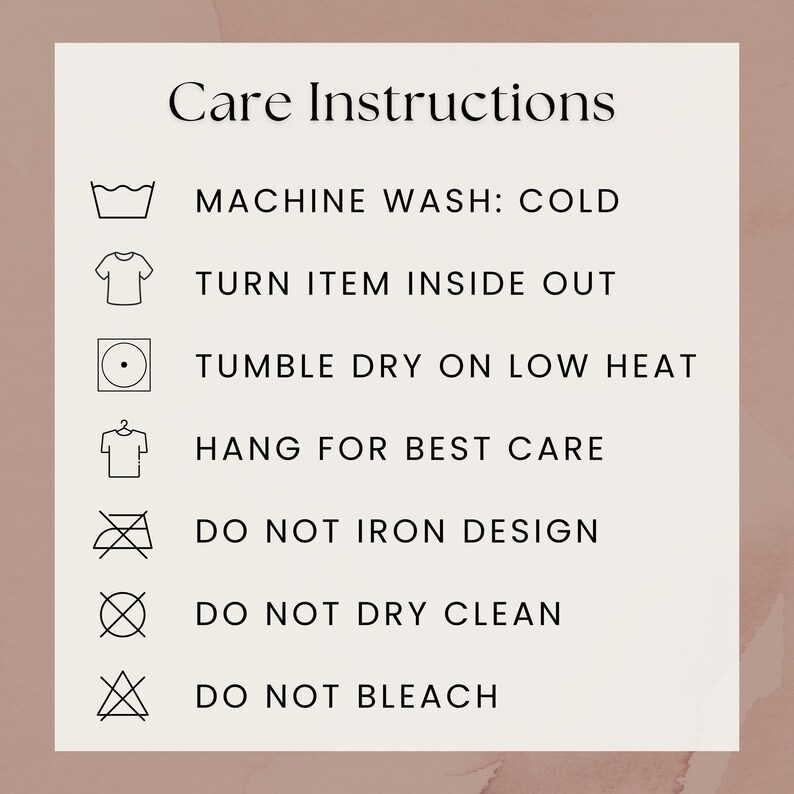 Puede incluir: Una tarjeta color crema con instrucciones de cuidado en texto negro. Las instrucciones incluyen lavar a m&aacute;quina en fr&iacute;o, voltear la prenda, secar en secadora a baja temperatura, colgar para un mejor cuidado, no planchar el dise&ntilde;o, no limpiar en seco y no usar lej&iacute;a.