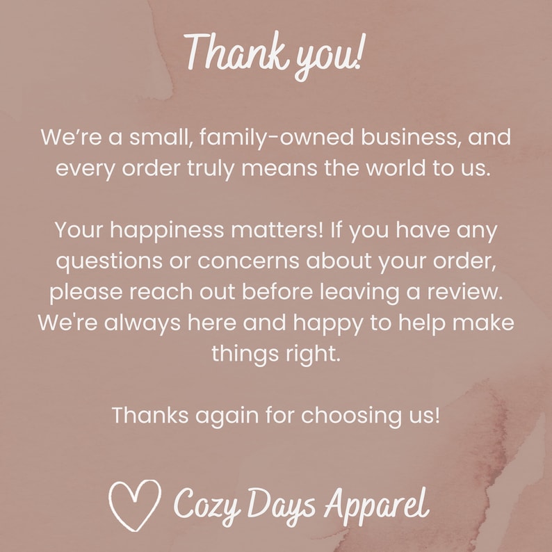 Pu&ograve; includere: Grafica con il testo "Grazie!" e un messaggio da Cozy Days Apparel. Il messaggio afferma che sono una piccola azienda a conduzione familiare e che apprezzano ogni ordine. Incoraggia i clienti a contattare per domande prima di lasciare una recensione.