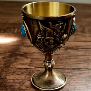 Calice floreale in oro antico con gemma turchese — Strumento spirituale sacro per rituali e altari