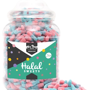 Könnte beinhalten: Ein klares Glasgefäß gefüllt mit rosa und blauen Gummibärchen. Das Gefäß trägt ein Etikett mit der Aufschrift "Mr. Beez Gifting Only the Best Sweets" und "Halal Sweets".