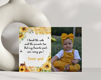 Tarjeta de agradecimiento por el primer cumpleaños de las abejas con foto / Nota de agradecimiento por el cumpleaños de la abeja girasol / Plantilla editable de Canva / Descarga digital