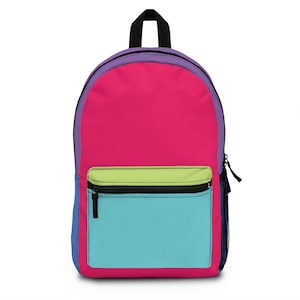 Puede incluir: Una mochila multicolor con un esquema de colores morado, rosa, verde, azul y negro. La mochila tiene un bolsillo frontal con cremallera.
