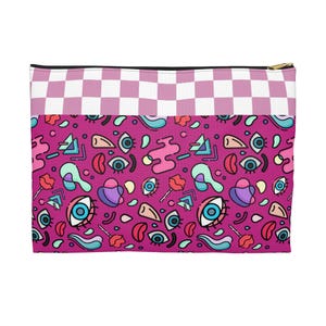 Może przedstawiać: Różowa kosmetyczka zapinana na zamek błyskawiczny z kratką na górze i różowym tłem z powtarzającym się wzorem oczu, ust i abstrakcyjnych kształtów na dole.