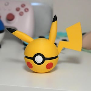 Pokéball Pikachu – Decorazione stampata in 3D | Figura Pokémon con design Pokéball | Regalo fatto a mano per fan e collezionisti | Decorazione Pokémon