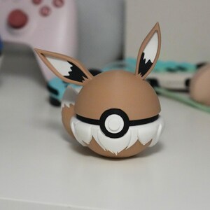 Pokéball Evoli – Décoration imprimée en 3D faite à la main | Cadeau parfait pour les fans et collectionneurs de Pokémon | Pokéball unique avec le design d'Evoli