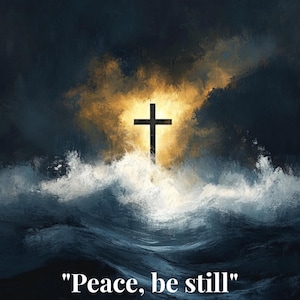 Pode incluir: Uma cena oceânica escura e tempestuosa com ondas brancas a quebrar e uma cruz preta centrada contra uma luz dourada brilhante. O texto "Peace, be still" e "Mark 4:39" está impresso a branco na parte inferior desta obra de arte pictórica.