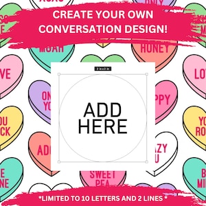 Könnte beinhalten: Eine Designvorlage mit einem weißen Kreis mit der Aufschrift "ADD HERE" zur individuellen Gestaltung. Der Hintergrund zeigt bunte Gesprächsherz-Bonbons. Der Text lautet "CREATE YOUR OWN CONVERSATION DESIGN!" und "*LIMITED TO 10 LETTERS AND 2 LINES *".