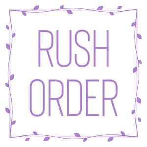 Può includere: Un grafico quadrato con un bordo viola chiaro caratterizzato da piccoli dettagli a forma di foglia lungo le linee. Il testo RUSH ORDER è stampato al centro con un carattere sans-serif viola chiaro su uno sfondo bianco uniforme.