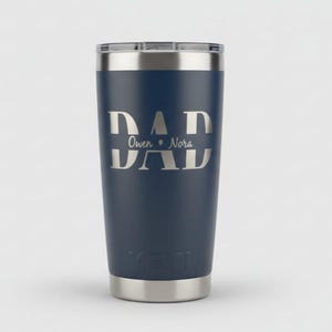 Vaso de acero inoxidable personalizado con grabado láser: nombre personalizado para papá, abuelo o abuela, y nombres de niños.