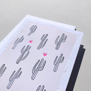 Amour Saguaro | Carte de vœux et enveloppe typographiques | Saguaro Cactus Hearts pour la Saint-Valentin, la douche nuptiale ou le mariage
