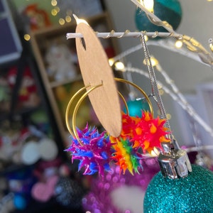 Pendientes de aro con bola de pinchos, originales y divertidos. Pendientes multicolores.