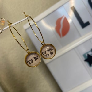 Pendientes de teatro de Shakespeare: Ser o no ser. Regalo único de pendientes de cristal cabujón para cualquier amante del teatro musical, hechos a medida. Regalo de teatro