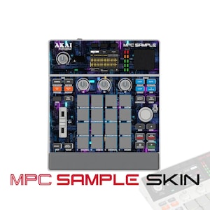Könnte beinhalten: Ein Akai Professional MPC Sample Musikproduktions-Controller mit einem dunklen, futuristischen digitalen Schaltkreismuster in Blau-, Lila- und Schwarztönen. Das Gerät verfügt über einen zentralen Bildschirm, sechzehn graue Pads, Drehregler und Schieberegler.
