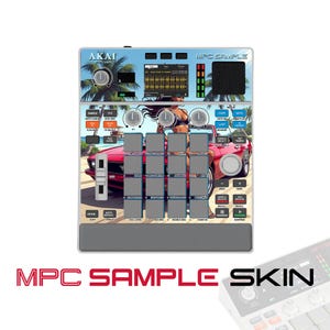 Może przedstawiać: Skórka na kontroler produkcji muzycznej Akai Professional MPC Sample z grafiką czerwonego kabrioletu, palm i osoby na plaży. Interfejs zawiera wyświetlacz cyfrowy, wiele szarych kwadratowych padów, pokrętła oraz przyciski funkcyjne.
