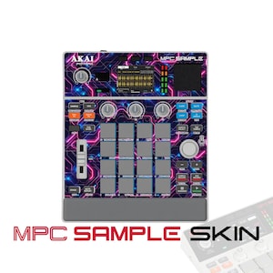 Puede incluir: Un controlador de producción musical Akai Professional MPC Sample con una superficie oscura y un patrón de circuito impreso en azul y rosa neón. El dispositivo incluye una rejilla central de dieciséis pads grises, una pantalla digital y perillas.