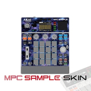 Pode incluir: Um controlador de produção musical Akai Professional MPC Sample com uma capa com tema de galáxia em tons de azul e roxo. O dispositivo inclui uma grade central de dezasseis pads quadrados, vários botões de controlo e um ecrã.