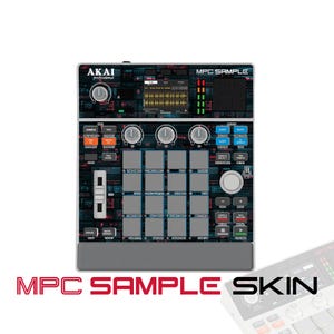 Pode incluir: Um controlador de produção musical Akai Professional MPC Sample com uma capa gráfica técnica escura. O dispositivo inclui uma grade central de dezasseis pads quadrados, três botões rotativos, um fader, um pequeno ecrã e vários botões.