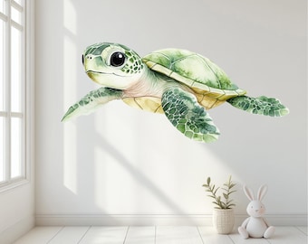 Op de afbeelding: Een aquarel-illustratie van een groene zeeschildpad met grote ogen die zwemt op een witte achtergrond. De schildpad heeft een groene schild met een lichtgroene onderkant.