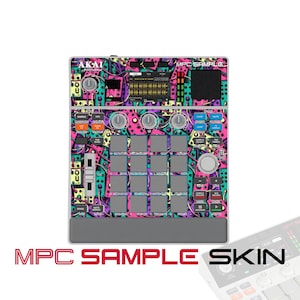 以下が含まれることがあります： Akai Professional MPC Sample音楽制作コントローラー。ピンク、紫、ティール色の抽象的な形が描かれた鮮やかなマルチカラーのグラフィックスキンが特徴です。中央の画面、16個のグレーのパッド、ノブ、スライダーを備えています。