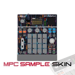 Könnte beinhalten: Ein Akai Professional MPC Sample Musikproduktions-Controller mit einer dunklen, von der Stadt inspirierten Grafikfolie mit neonorangen und blauen vertikalen Linien. Das Gerät verfügt über ein zentrales Raster aus sechzehn quadratischen Pads, drei Drehreglern, einem Display und verschiedenen Funktionstasten mit Textbeschriftung.
