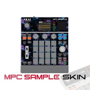 Puede incluir: Un controlador de producción musical Akai Professional MPC Sample con una cubierta de patrón de nebulosa en azul oscuro y morado. El dispositivo incluye una cuadrícula central de dieciséis pads cuadrados, pantalla digital y varios botones.