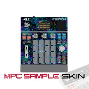 Puede incluir: Un controlador de producción musical Akai Professional MPC Sample con una piel de patrón floral azul y verde vibrante. El dispositivo incluye una pantalla digital central, dieciséis pads cuadrados grises, múltiples perillas de control, un deslizador y botones.