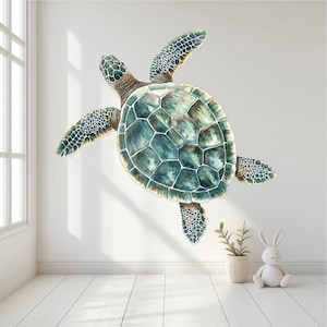 Puede incluir: Una tortuga marina verde y marrón con un diseño de caparazón detallado. La tortuga está mirando hacia arriba con las aletas extendidas.