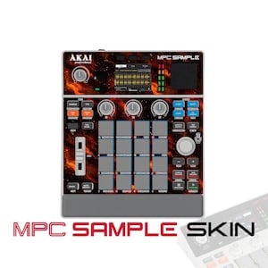 Puede incluir: Un controlador de producción musical Akai Professional MPC Sample con una cubierta personalizada con un patrón de nebulosa naranja y negro. El dispositivo incluye una pantalla central, dieciséis pads cuadrados, tres perillas de control y un deslizador.