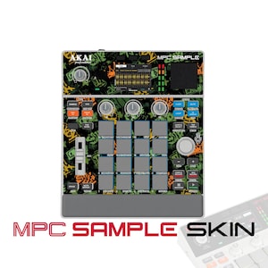 Op de afbeelding: Een Akai Professional MPC Sample muziekproductiecontroller met een aangepaste skin in een zwart, groen en oranje graffitipatroon. Het apparaat bevat een centraal display, zestien vierkante pads, meerdere draaiknoppen en een schuifregelaar.