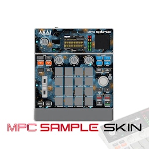 以下が含まれることがあります： ダークブルーとゴールドの花柄スキンを施したAkai Professional MPC Sample音楽制作コントローラー。中央のディスプレイ画面、16個の正方形パッド、3つの回転ノブ、スライダー、および様々なボタンを備えています。