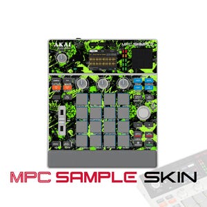 Puede incluir: Un controlador de producción musical Akai Professional MPC Sample con un diseño de grafiti en negro y verde neón. El dispositivo incluye una pantalla central, dieciséis pads cuadrados, varios mandos de control y botones.